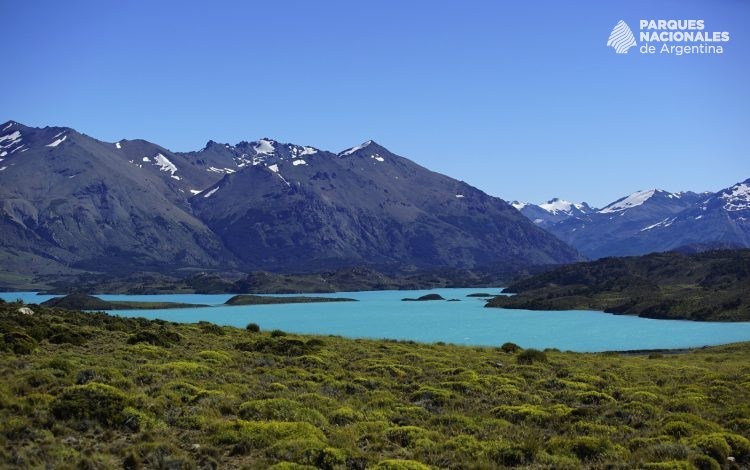 Lago turquesa rodeado de montañas dentro del Parque Nacional Perito Moreno.