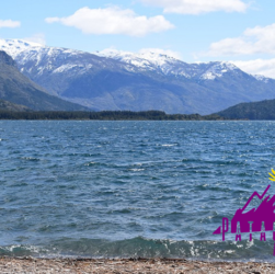 Transparencia del lago Epuyén con las montañas de fondo