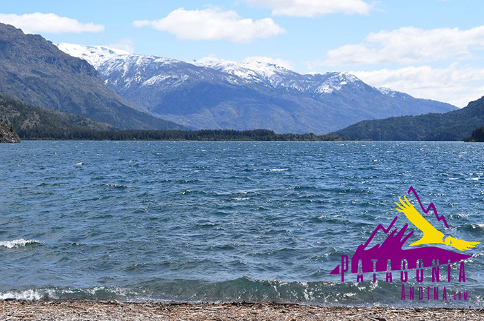 Transparencia del lago Epuyén con las montañas de fondo