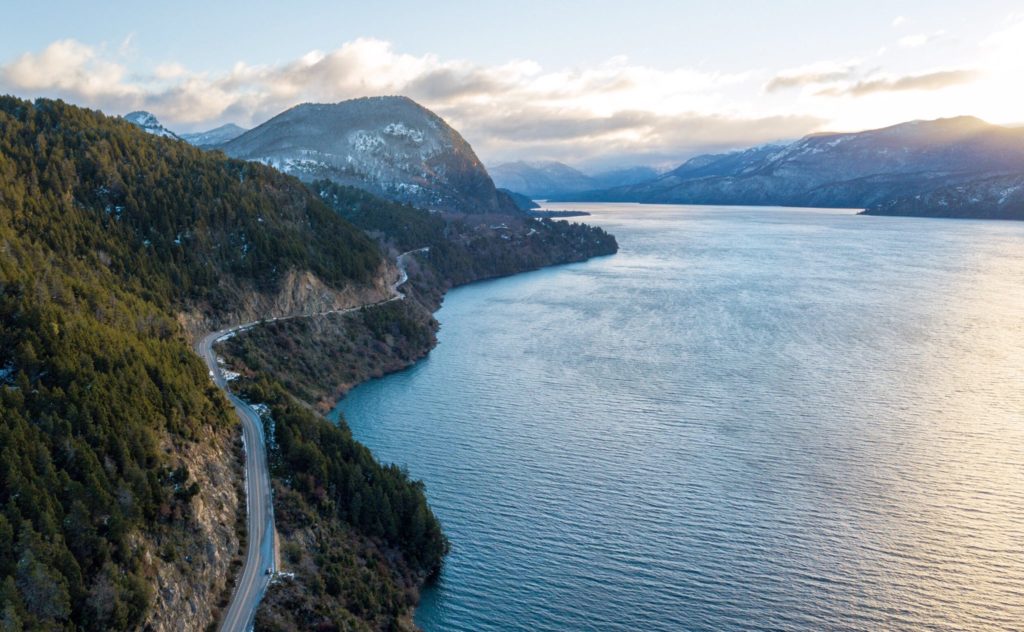 panorámica del lago Lácar con la ruta en el lateral izquierdo. Una de los lugares de Neuquén con mayor calidad de vida de la Patagonia