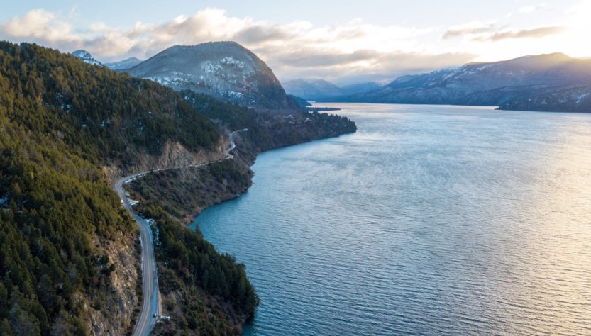 panorámica del lago Lácar con la ruta en el lateral izquierdo.