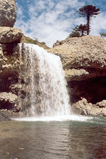 Caída de agua de unos de las paradas del sendero de las cascadas de Caviahue.