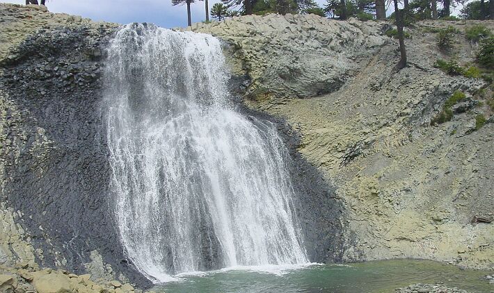 Gran depresión de agua con un pequeño lago al pie.