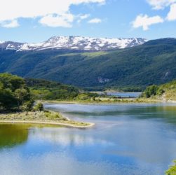 Vista desde arriba de un lago con montañas detrás en Tierra del Fuego en verano