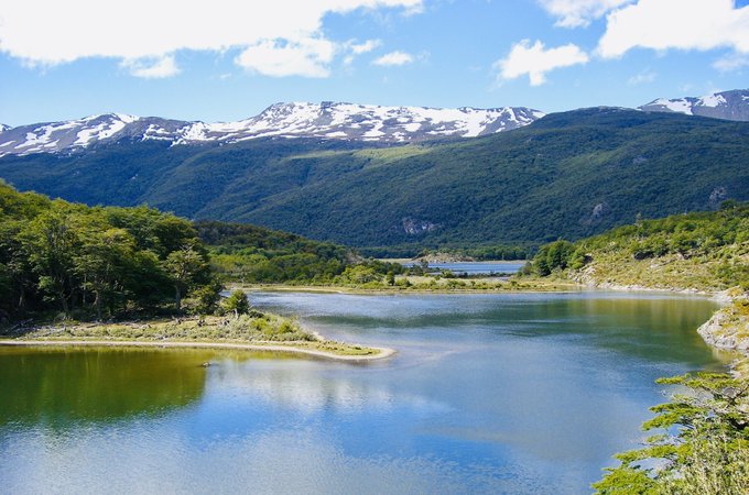 Vista desde arriba de un lago con montañas detrás en Tierra del Fuego en verano