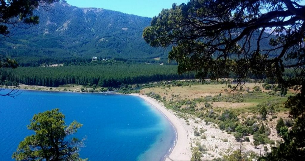 Panorámica del lago en Villa Meliquina, una de las playas de Neuquén