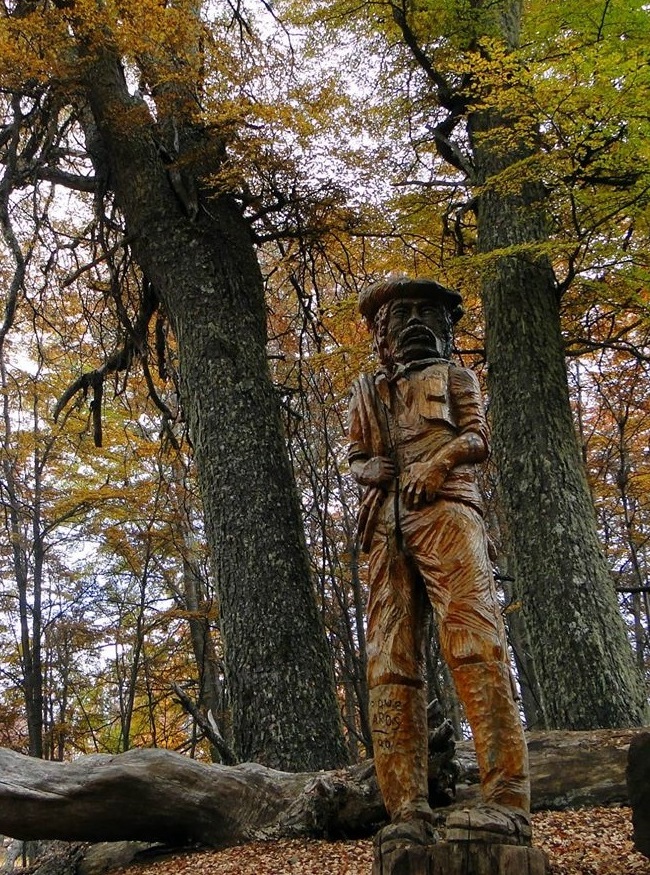 Escultura de hombre en el Bosque Tallado de El Bolsón