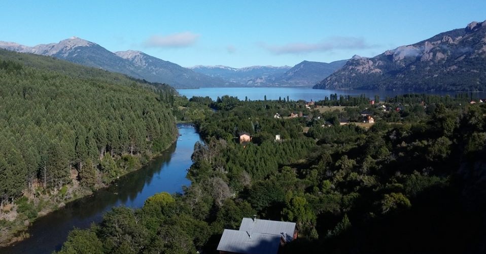 Panorámica del río y el lago en Villa Meliquina.