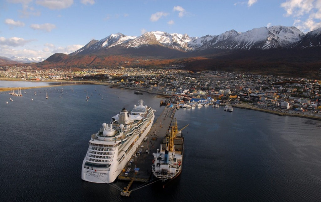 Ushuaia desde las alturas durante un vuelo. Temporada de verano en Tierra del fuego