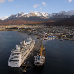 Ushuaia desde las alturas durante un vuelo. Temporada de verano en Tierra del fuego