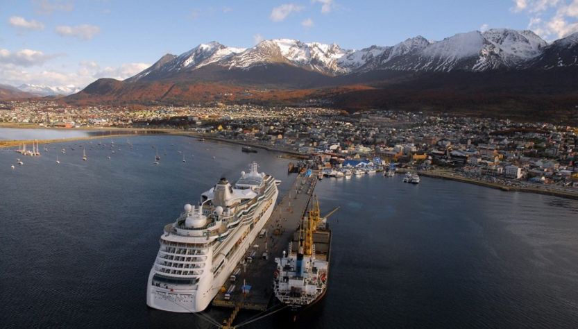 Ushuaia desde las alturas durante un vuelo. Temporada de verano en Tierra del fuego