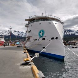 Vista desde la parte frontal del crucero con las montañas de Ushuaia de fondo