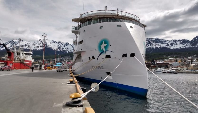 Vista desde la parte frontal del crucero con las montañas de Ushuaia de fondo