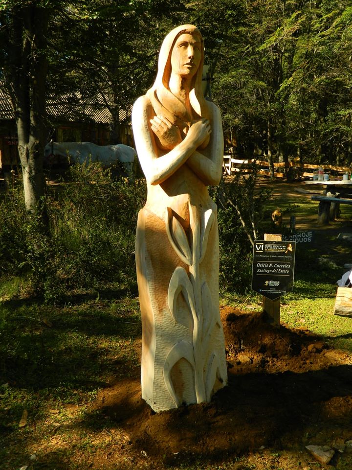 Mujer tallada en madera del bosque tallado.