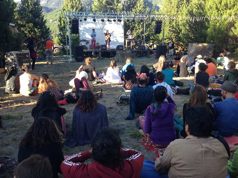 Gente disfrutando del festival en Villa Meliquina