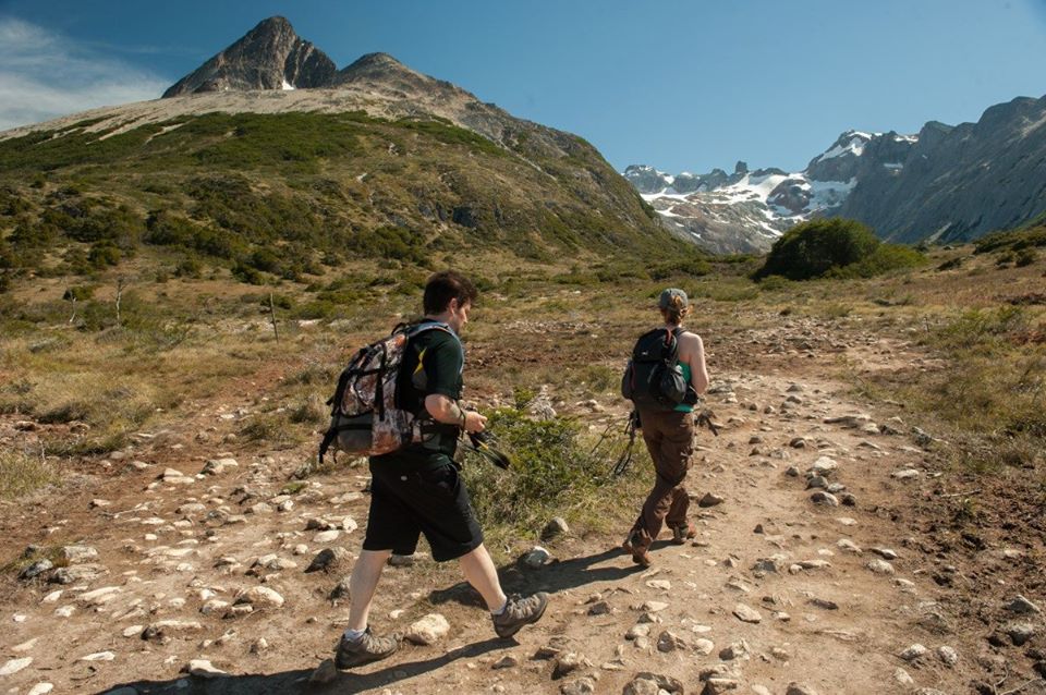 Dos personas caminando por el sendero a la laguna Esmeralda.