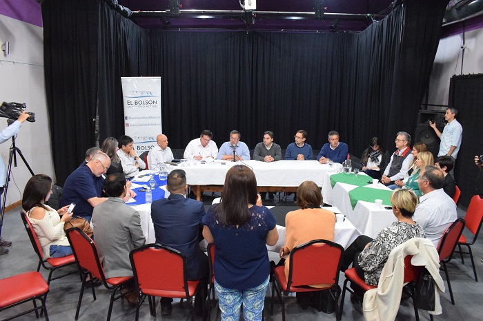 Panorámica de todos los actores de la reunión para habilitar cruce entre El Manso y Paso El león.