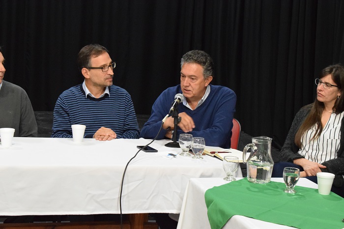 Daniel González disertando, en la reunión para habilitar cruce entre El Manso y Paso El león.