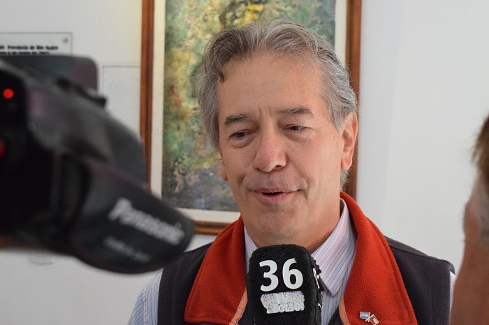 Diego Velasco, cónsul de Chile, durante la entrevista.