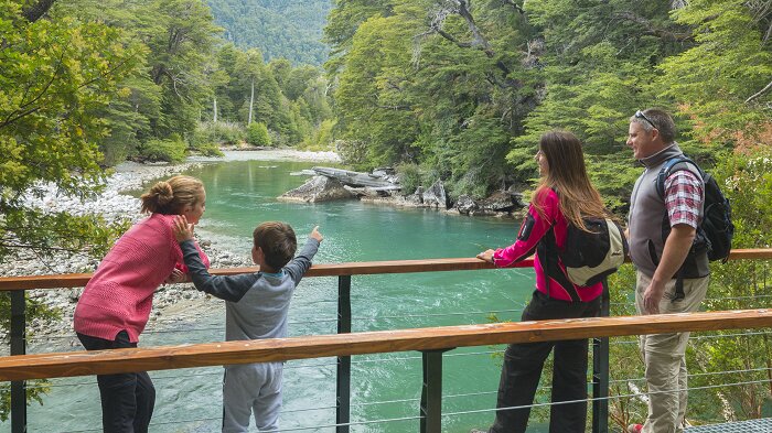 Familia mirando el lago