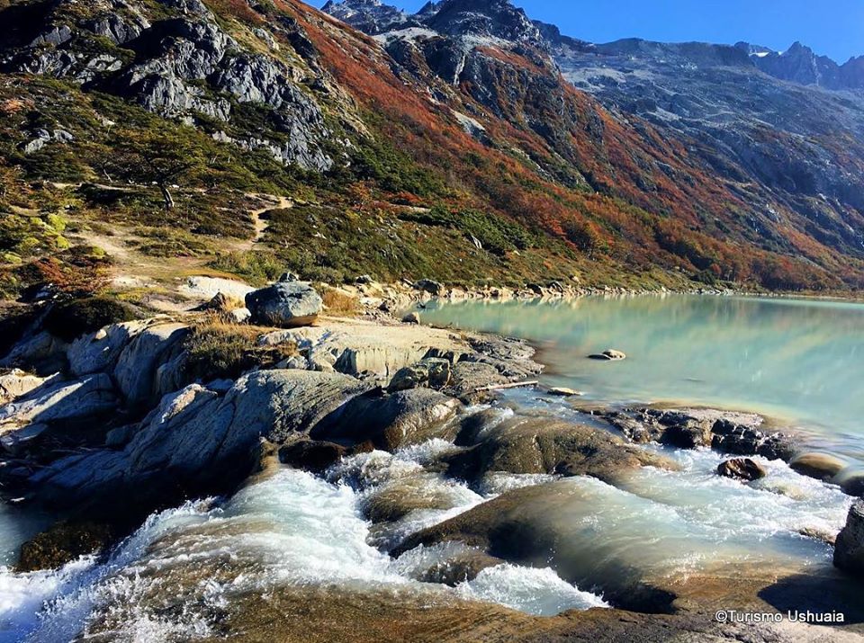 Laguna Esmeralda, con las montañas rodeándola.