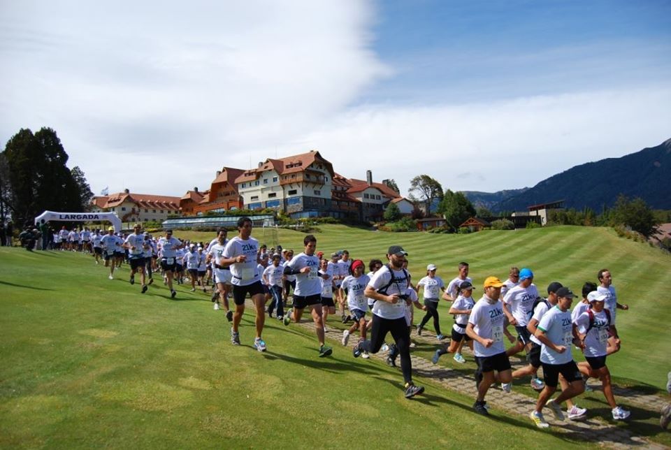 Grupo de personas corriendo en la largada de la Media Maratón de la Patagonia.