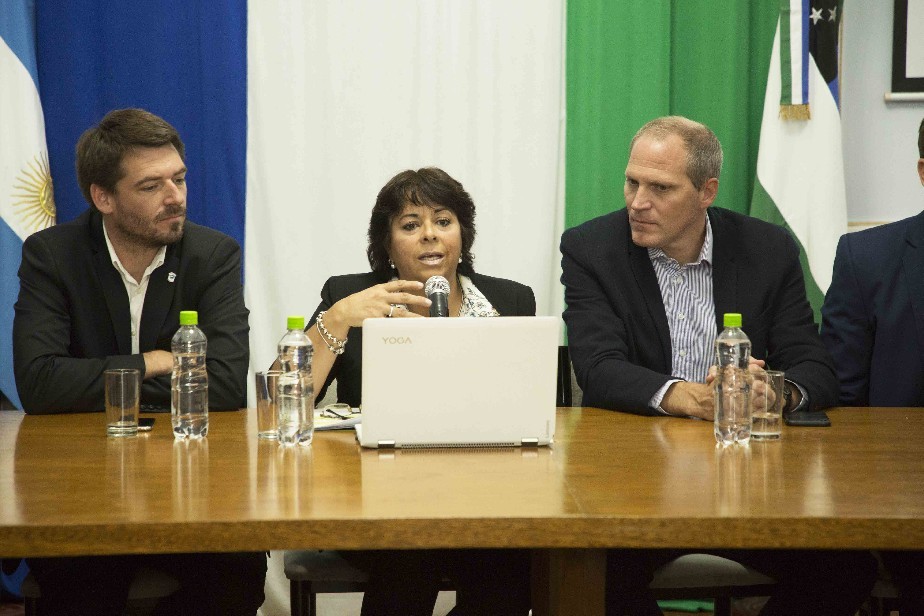 Martha Vélez, ministra de Turismo de Río Negro presentando las actividades.