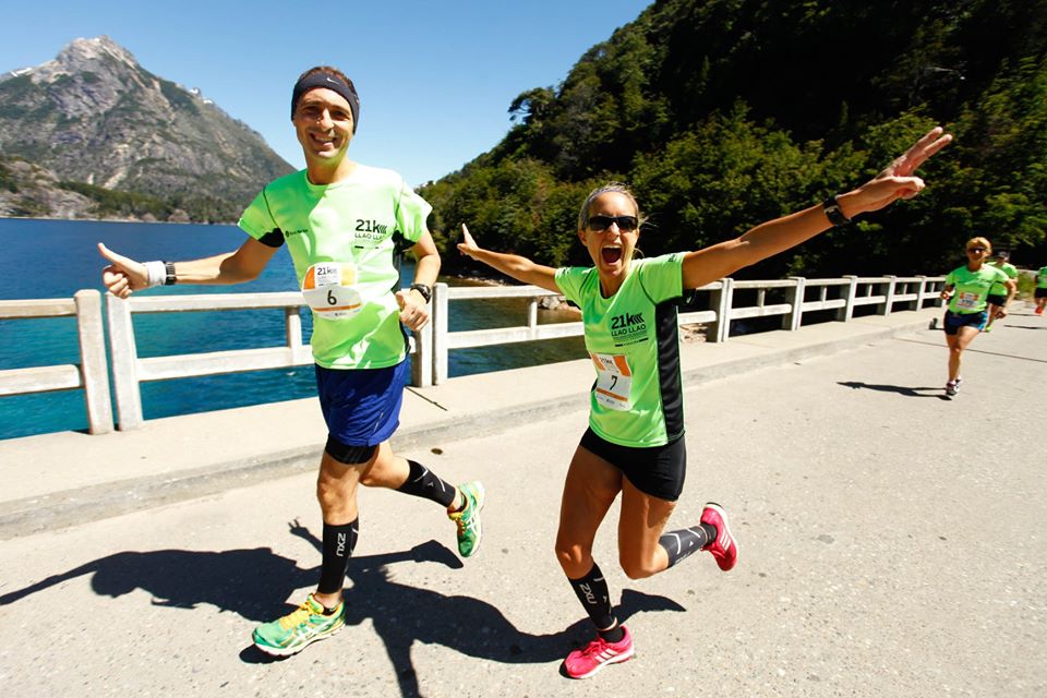 Pareja corriendo la Media Maratón de la Patagonia.