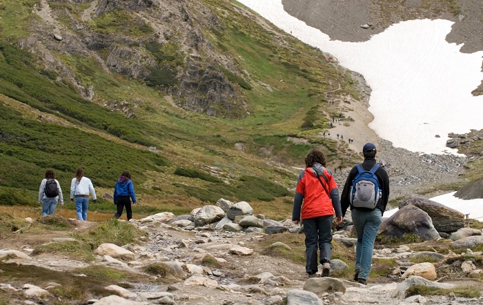 Grupo de personas subiendo por el sendero hacia el Glaciar Martial.