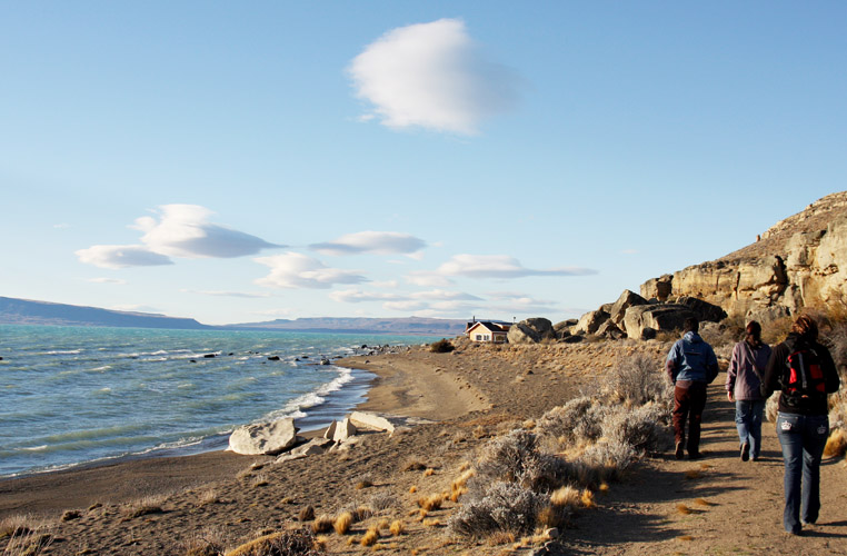 Gente recorriendo el predio a la vera del lago Argentino.