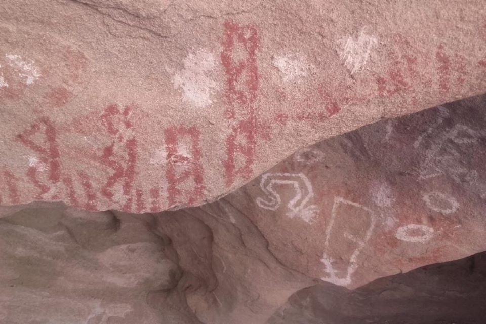 Pinturas rupestres en cuevas ubicadas en cercanías a Tres Lagos