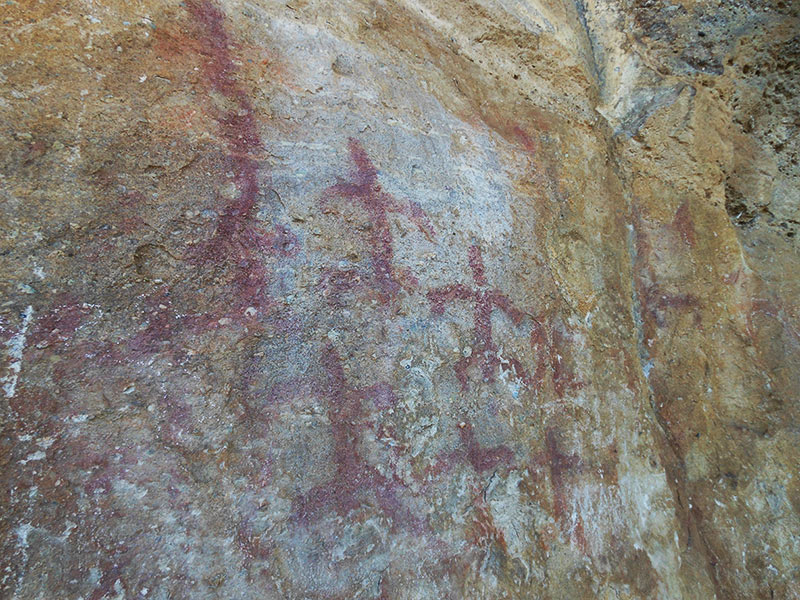 Varias figuras plasmadas en el frente de un muro de Punta Walichu.