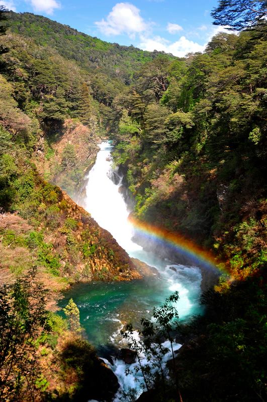 Cascada con arcoiris delante.