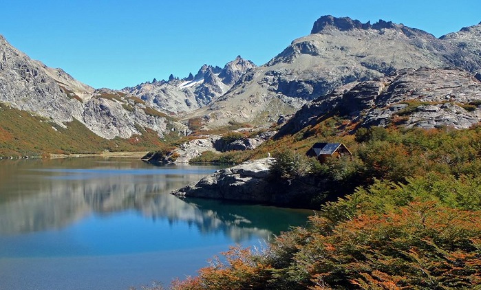 Refugio de montaña a orillas del lago Jakob, otro de los escenarios de Refugiarte.