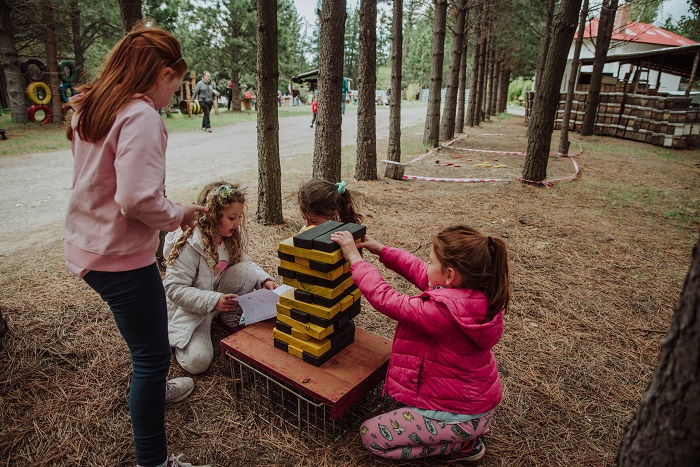 Niños jugando en el predio donde se fabrica la miel mas austral del país, Esquel.