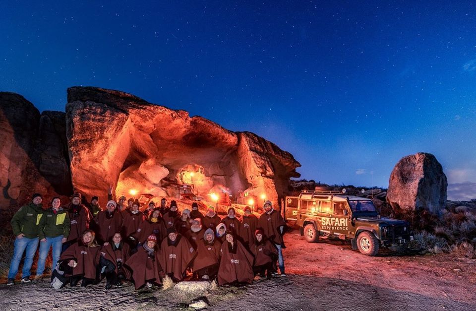 Grupo de personas realizando la experiencia nocturna en El Calafate.