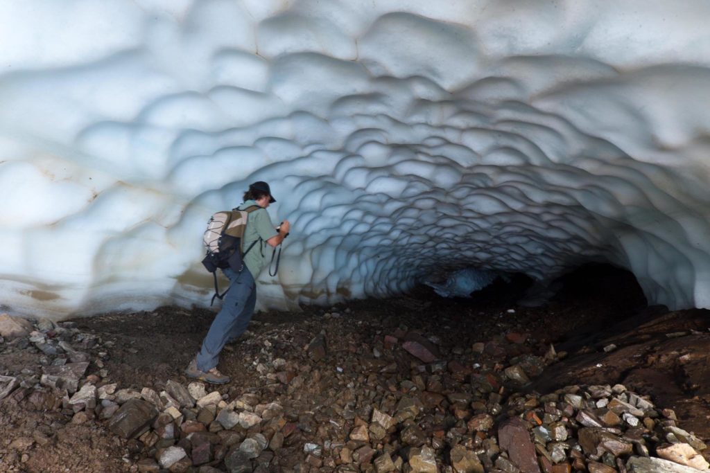 Persona ingresando al túnel de hielo en Esquel.