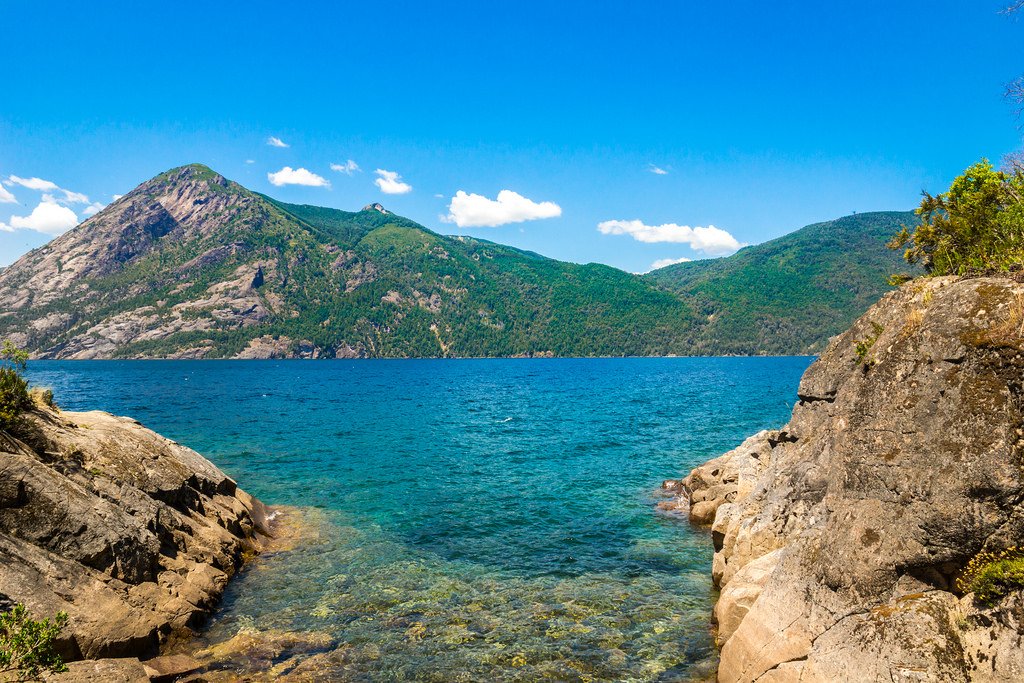 Una de las playas de Yuco con las montañas de fondo.