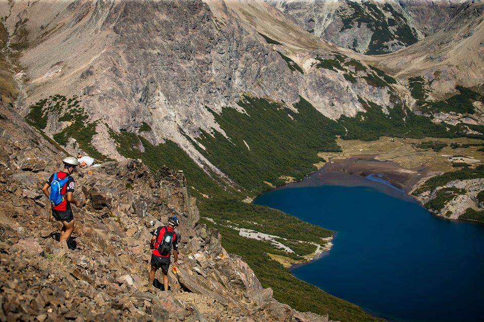 Dos hombres participando de la competencia de trekking 4 refugios en Bariloche.