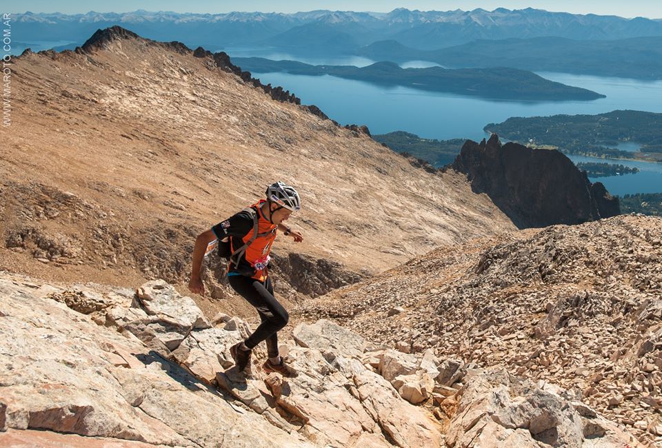 Hombre descendiendo de la montaña en el marco de 4 Refugios, una competencia de trekking en Bariloche.