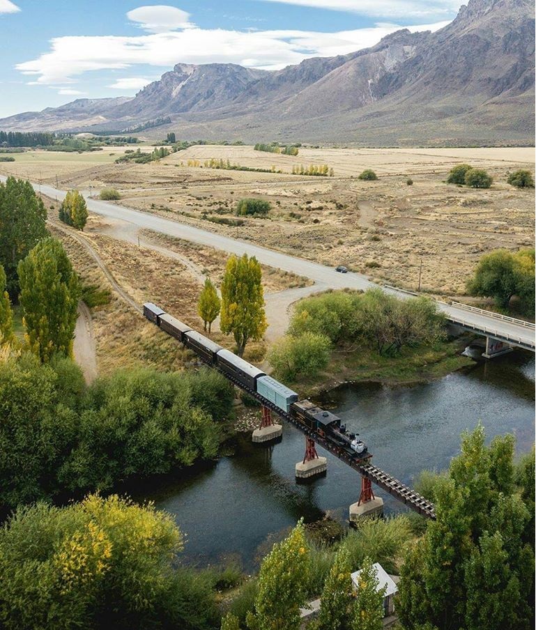 La Trochita en un puente de El Maitén