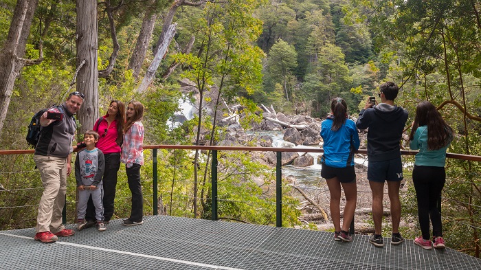 Personas tomando fotos desde un mirador en Esquel, una de las ciudades mas hospitalarias de la Patagonia.