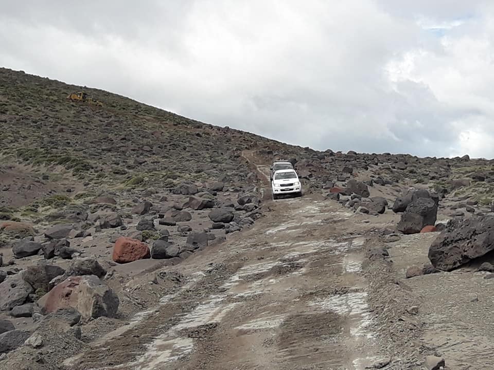 Camionetas transitando por la huella recién abierta.