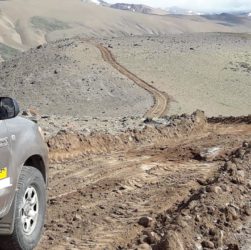 Camioneta de Vialidad trabajando en la ruta 41