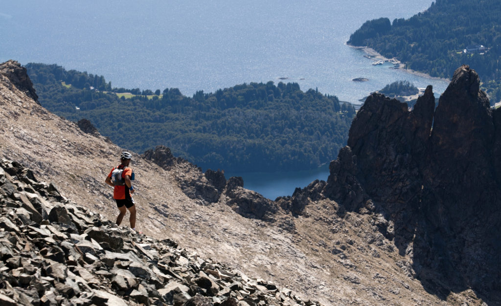 Hombre subiendo la montaña en Bariloche