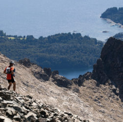 Hombre subiendo la montaña en Bariloche