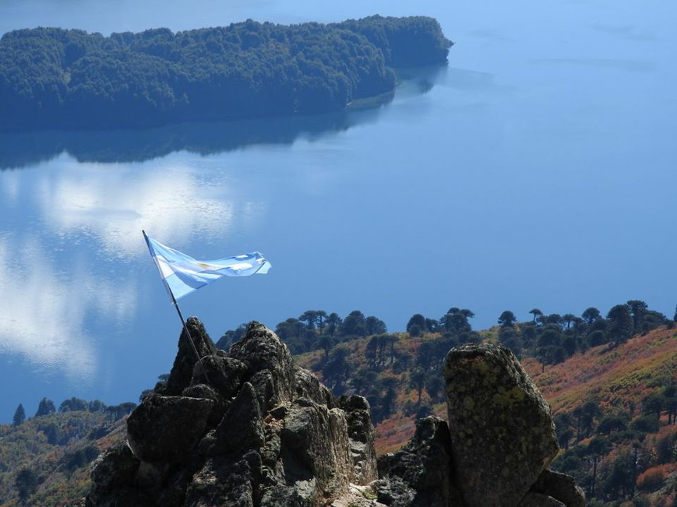 Panorámica del lago en Villa Pehuenia