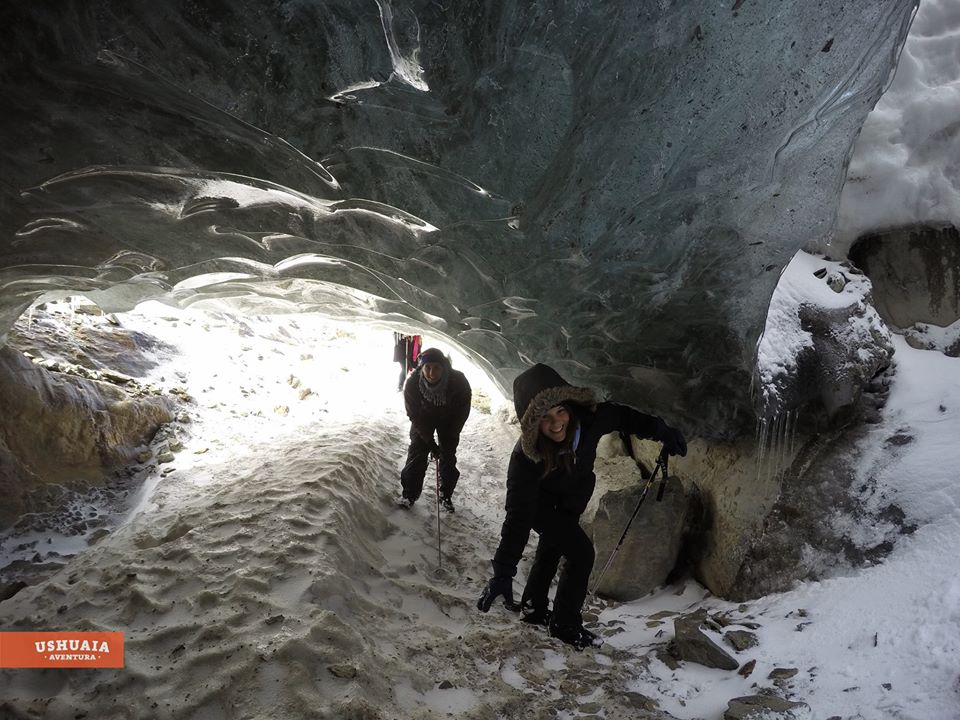 Personas dentro de la cueva que se forma por el deshielo del glaciar Vinciguerra.