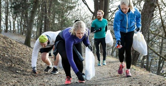 Plogging, personas recolectando basura en el marco de una ecorunning de Esquel