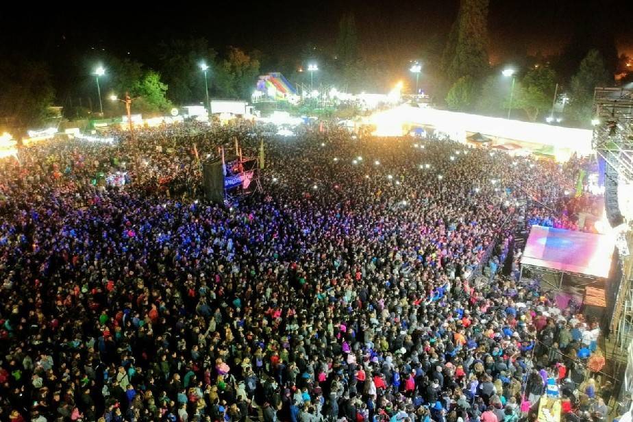 Publico en la fiesta nacional del lúpulo.